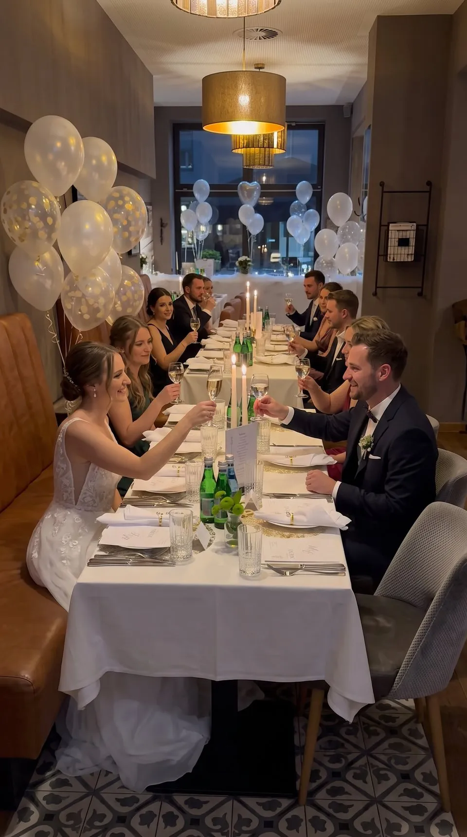 Para młoda wznosi toast przy weselnym stole z białymi obrusami
