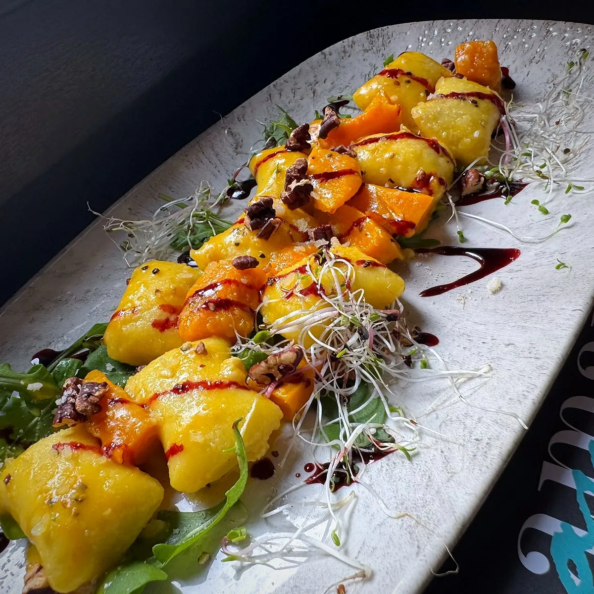 Gnocchi nadziewane kozim serem i truflą z pieczoną dynią i orzechami pekan