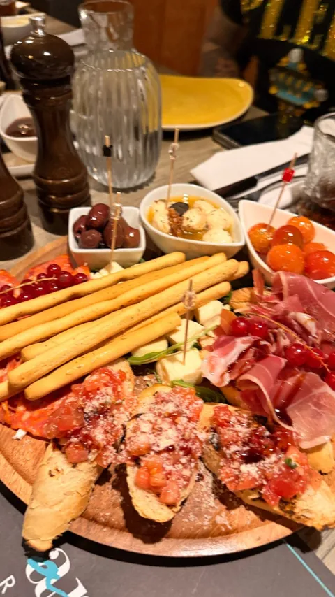 Tapas z bruschettą i szynką parmeńską
