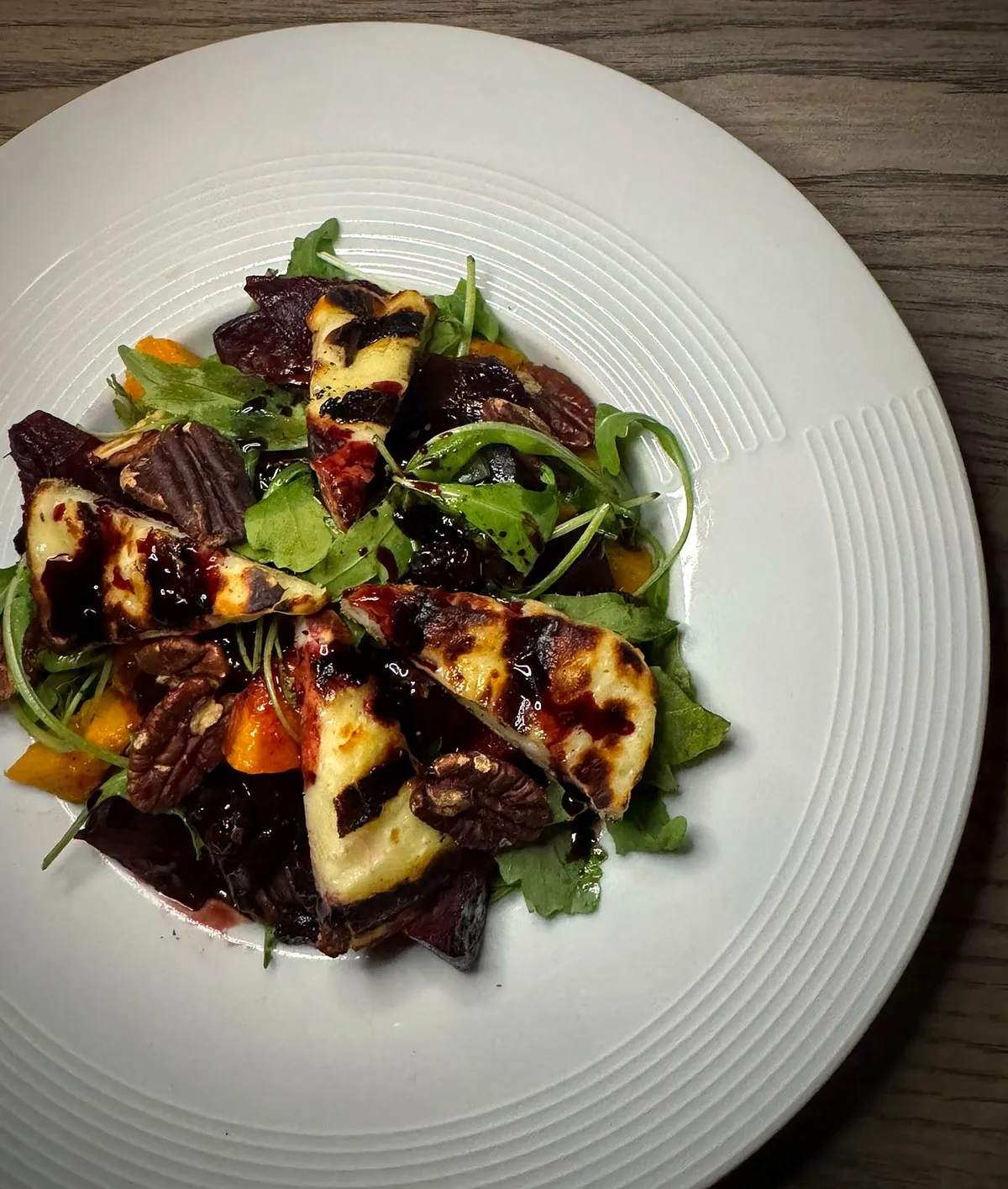 Sałatka dyniowa z grillowanym halloumi, burakiem, pieczoną dynią i orzechami pekan