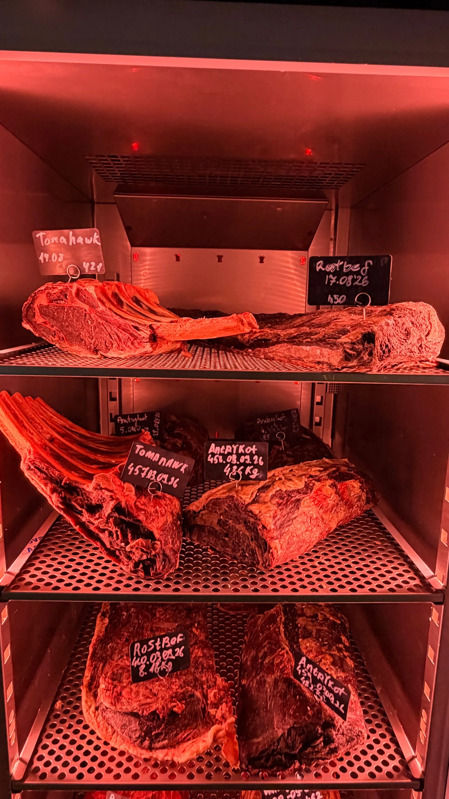 Szafa do sezonowania w Amarone: tomahawki, rostbef i antrykoty z tabliczkami daty i wagi