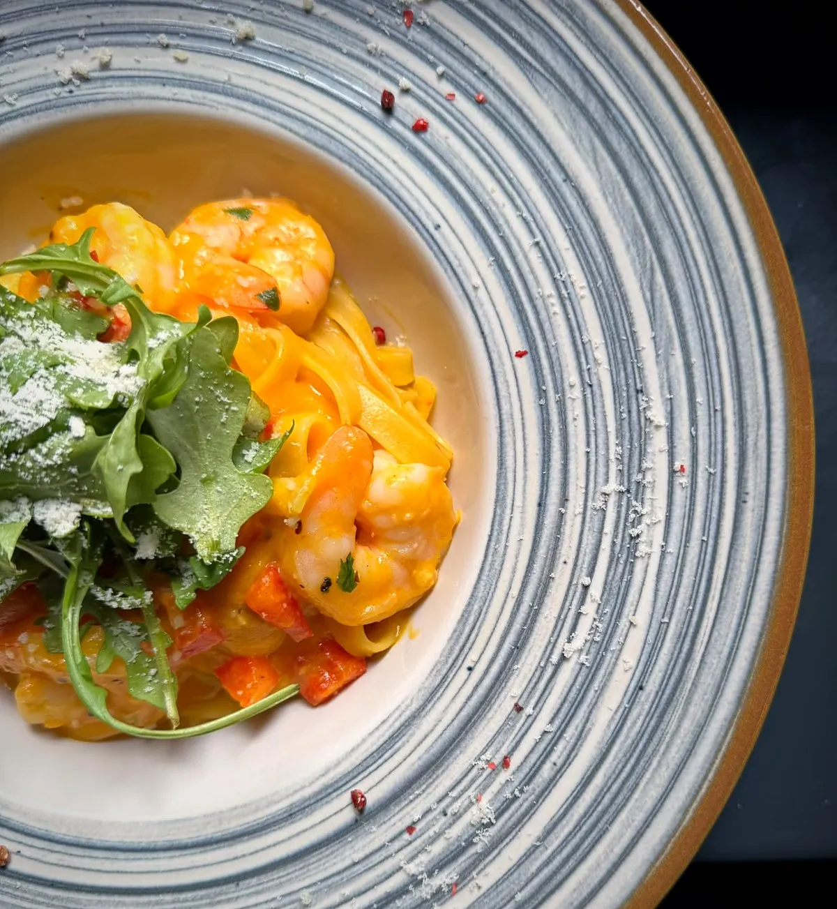 Tagliatelle w sosie dyniowym z krewetkami, rukolą i parmezanem