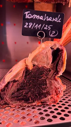 Tomahawk dojrzewający w szafie do sezonowania
